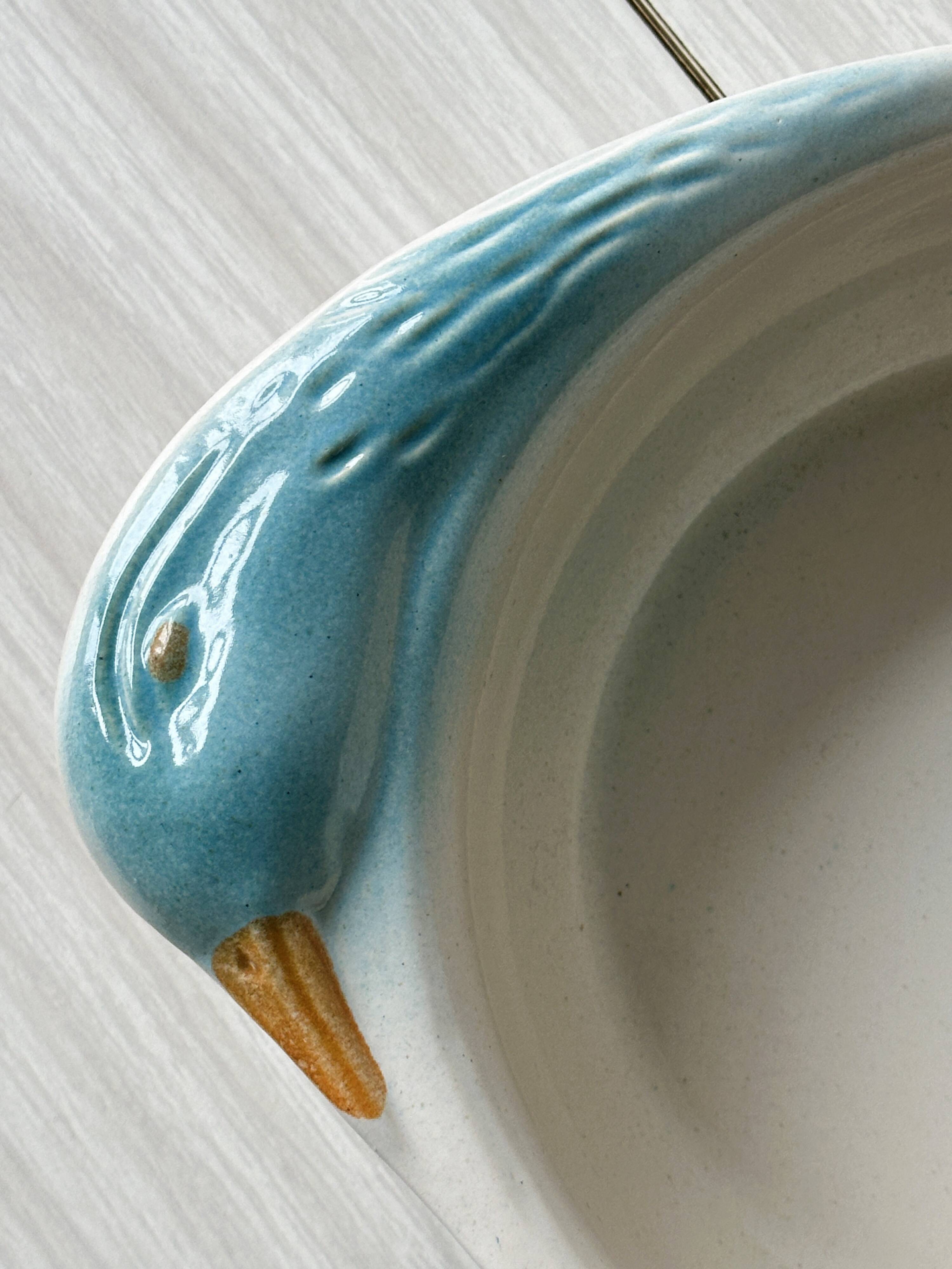 Plat en céramique figurant une oie bleue