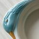 Plat en céramique figurant une oie bleue