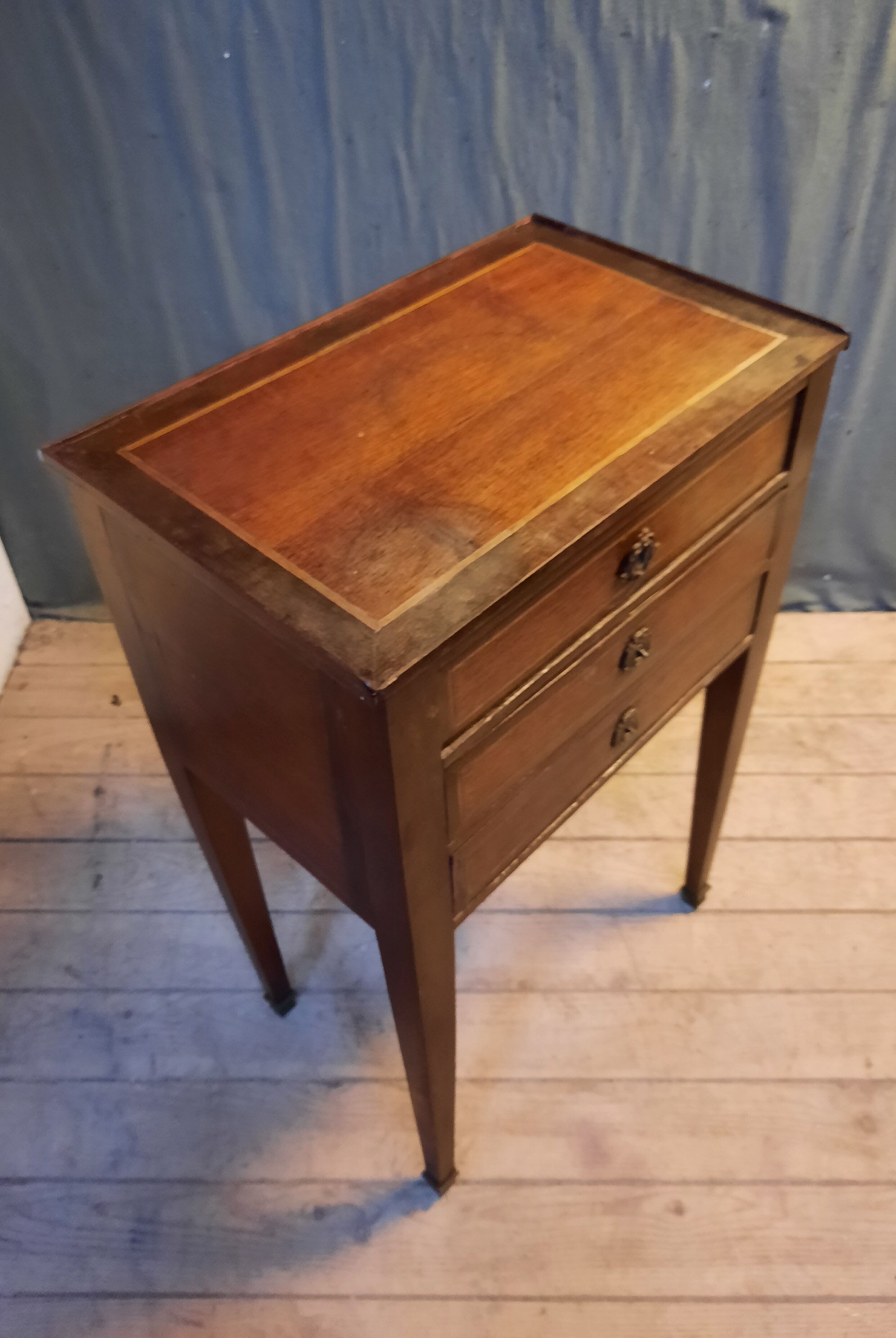 Antique chest of drawers in veneer