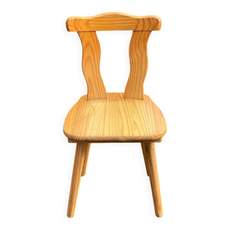 Scandinavian rounded dining chair in solid pine from the 1980s.
