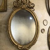 Miroir ovale doré à la feuillle