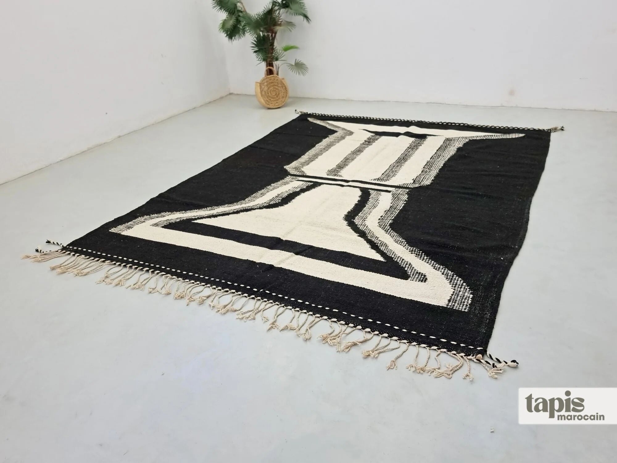 Tapis berbère sur mesure noir et blanc abstrait - Tapis Zanafi Kilim