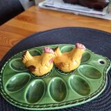 Plat à œufs en faience avec salière et poivrière en forme de poules