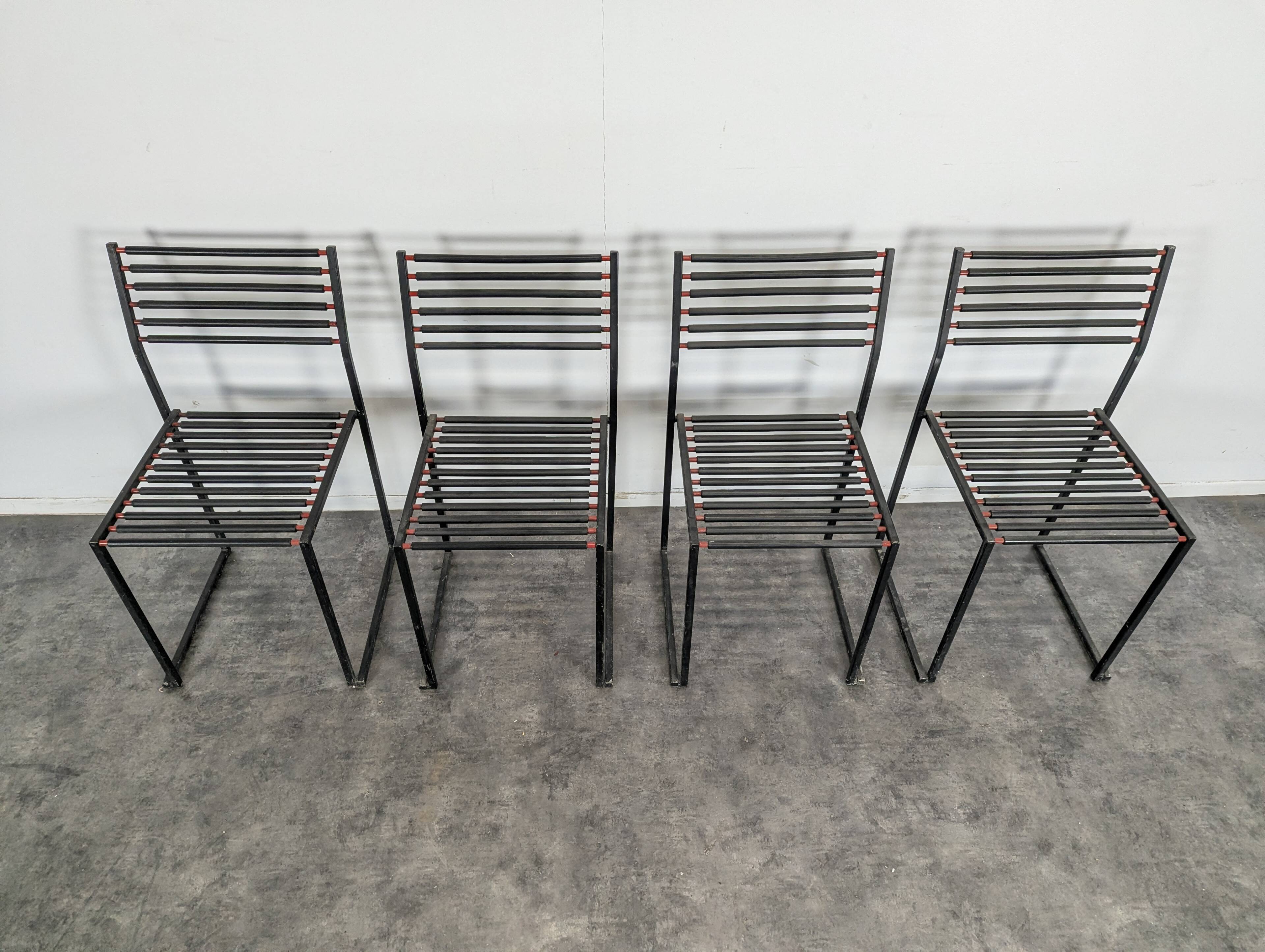 Série de 4 chaises style Memphis