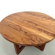 Table ronde moderniste en orme massif, piètement croisé