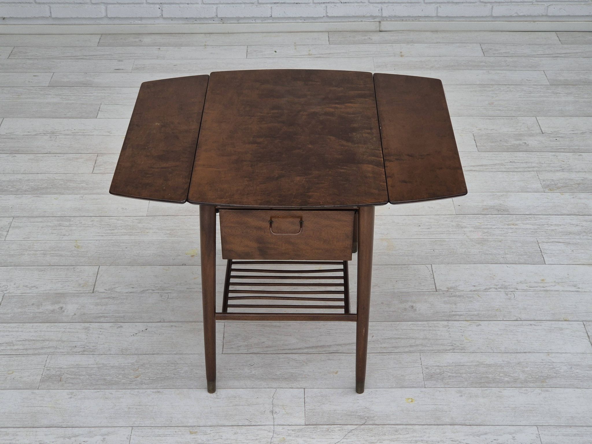Table basse pliante danoise des années 1950 avec tiroir et étagère, état d'origine.