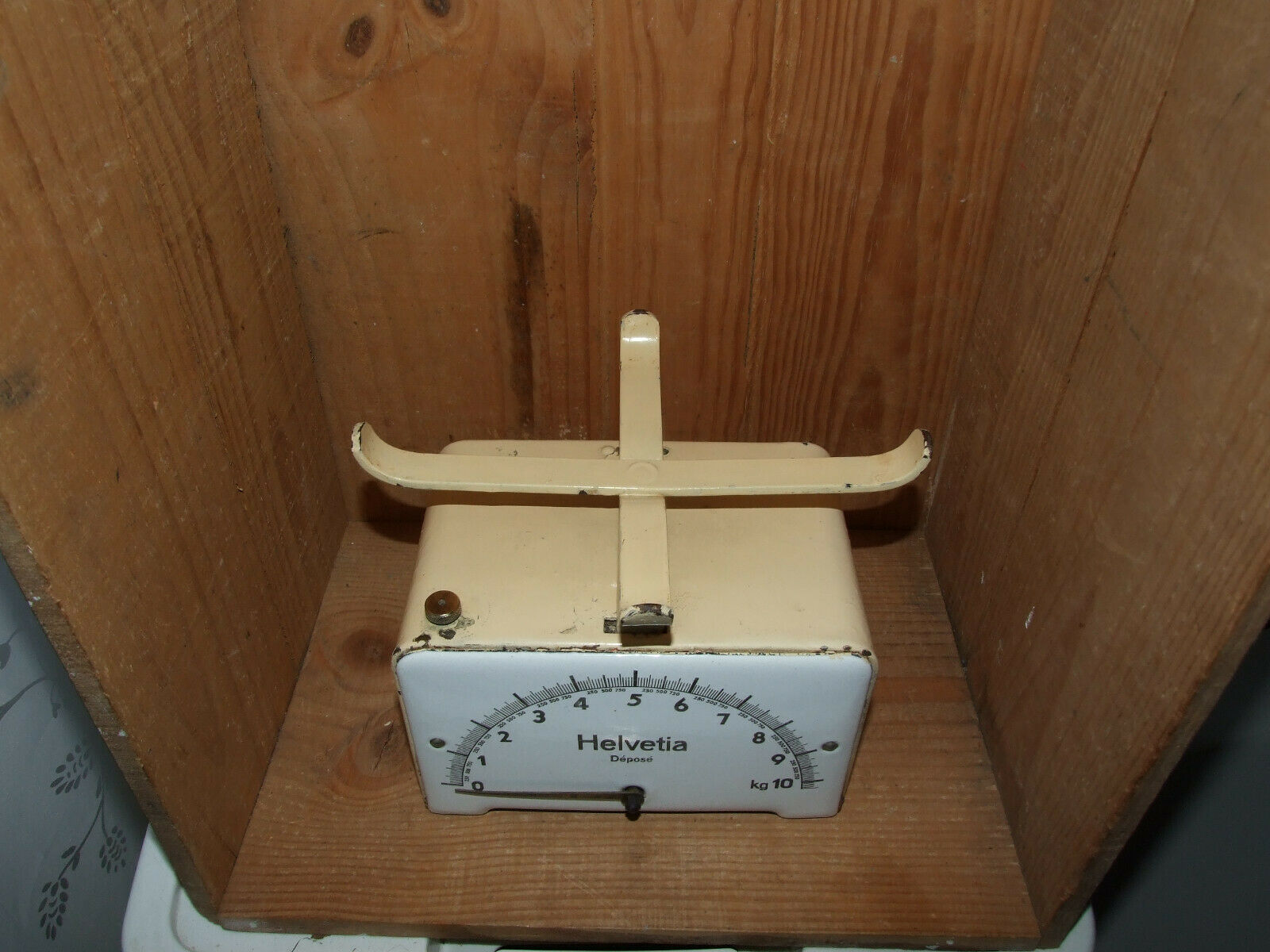 Helvetia kitchen scale with enamelled plate