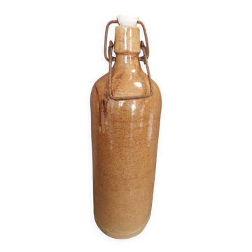 Bouteille ancienne en grès