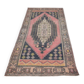 Tapis persan rose et bleu marine, 123 x 234 cm