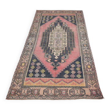 Tapis persan rose et bleu marine, 123 x 234 cm