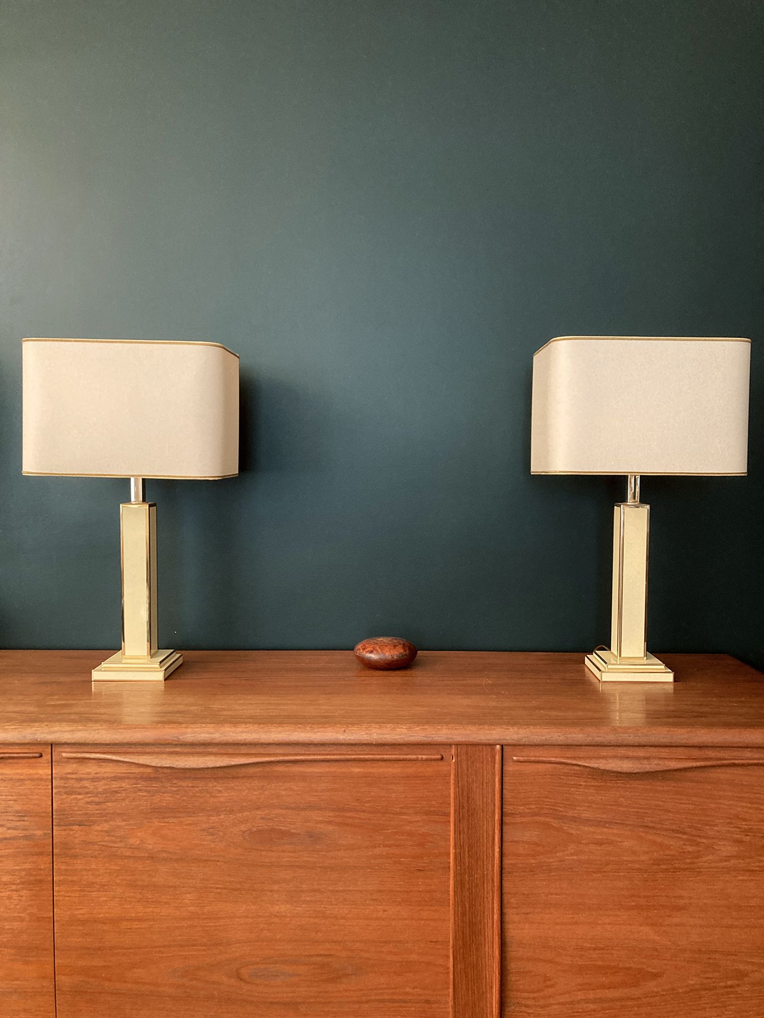 Lampe à poser, laiton et laque crème