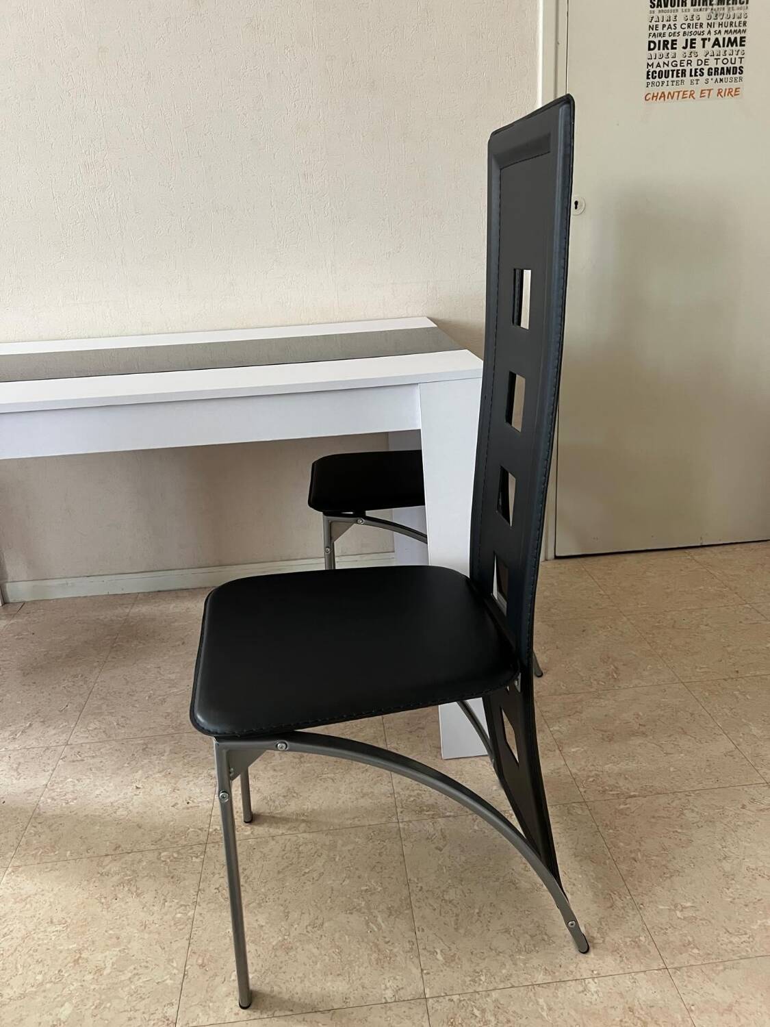 Complete dining table set + 4 chairs