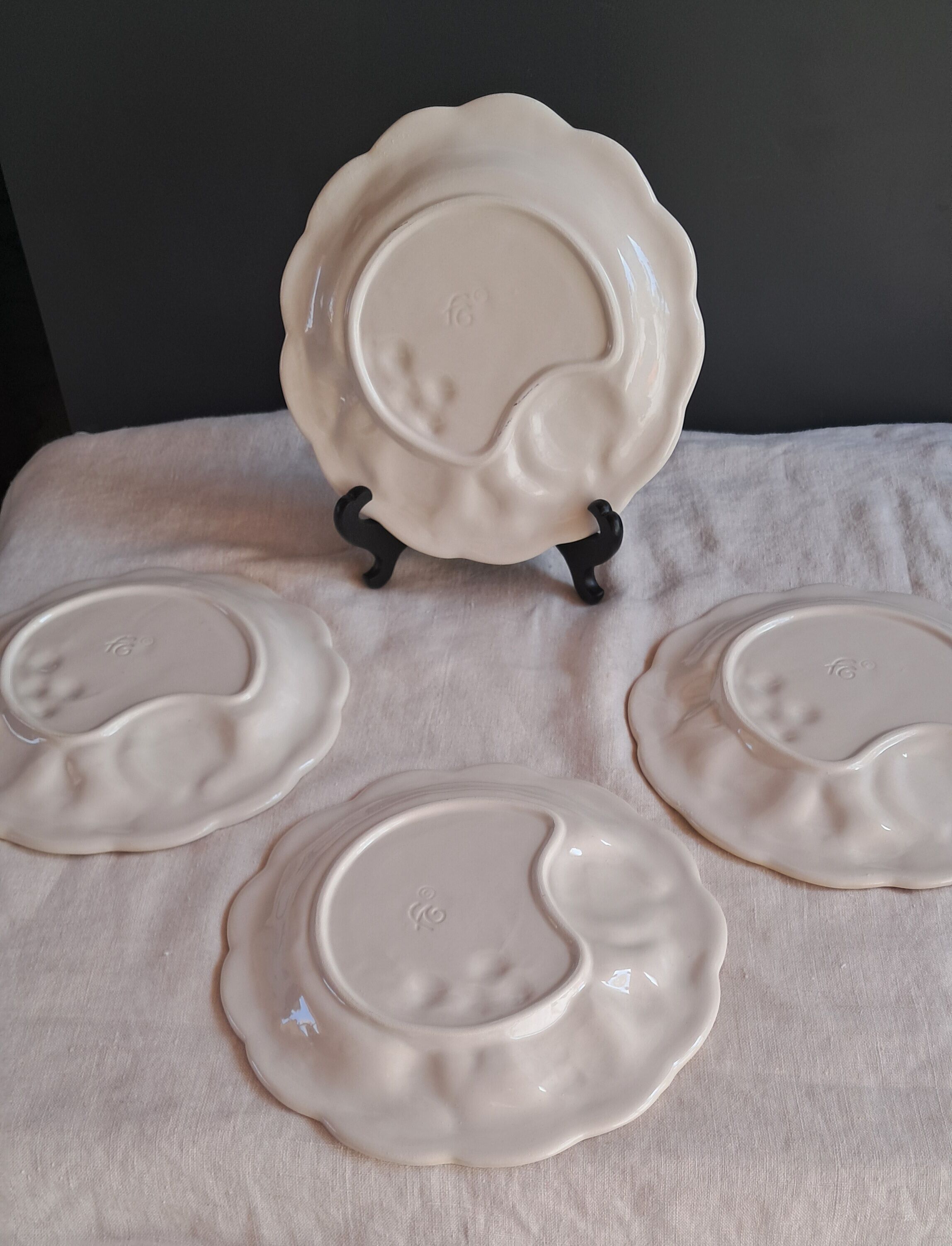 Assiettes à dessert en barbotine