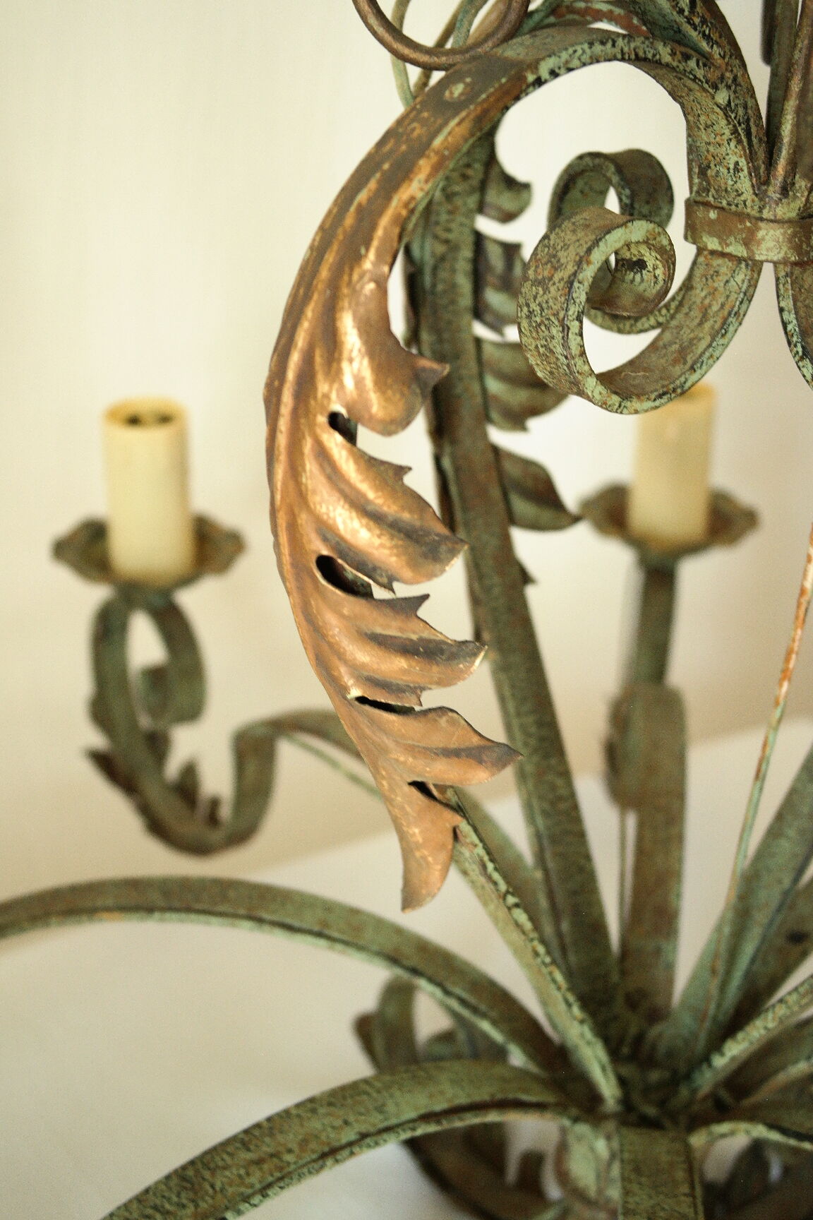 Lustre with 8 branches in wrought iron, grey-green patina and antique gilding.