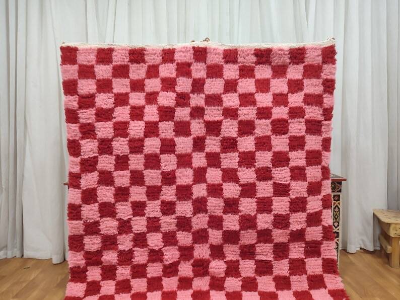 Handmade pure wool rug in traditional pink and red, 150/250 cm.