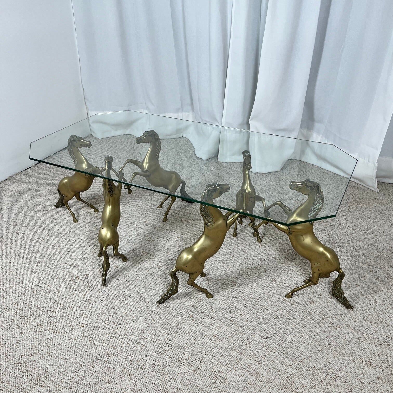 Hollywood Regency style coffee table, 6 patinated brass horses and glass top, 1970.