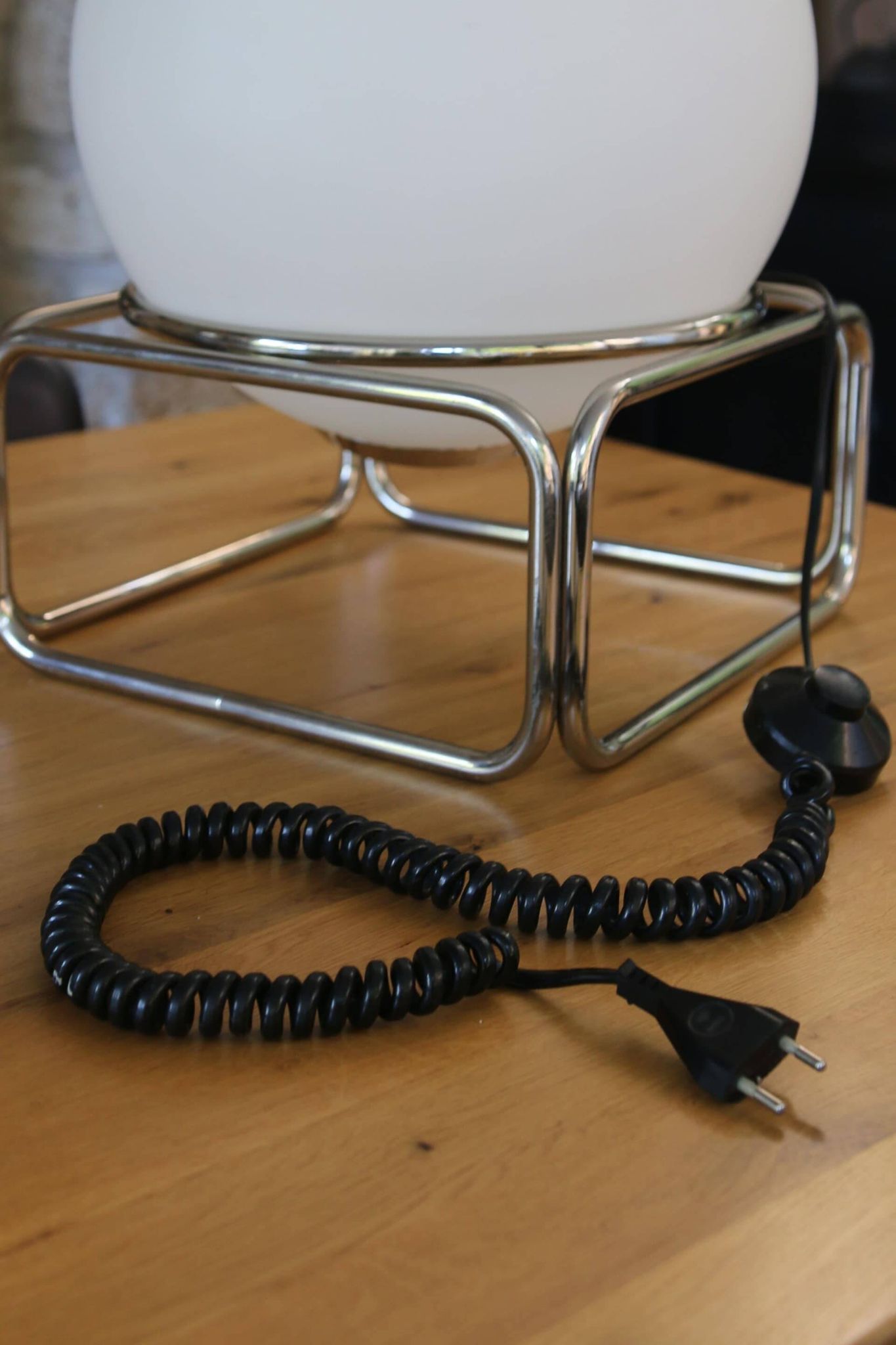 Lampe globe opaline chrome vintage