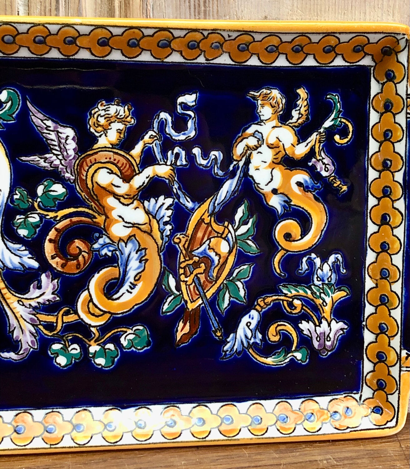 Cake dish cake Gien Renaissance blue background