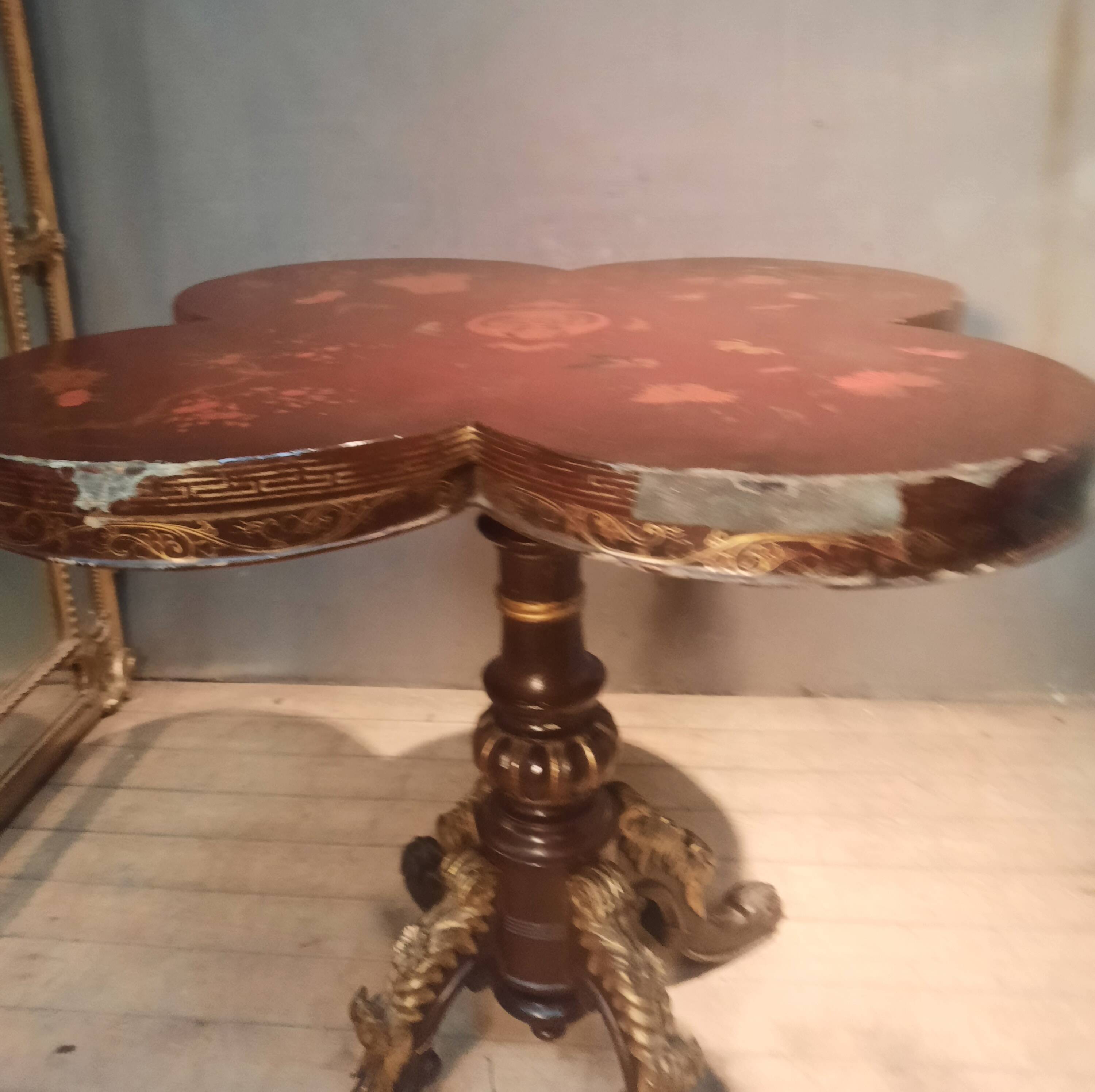 Guéridon with a polylobed top in Far Eastern lacquer.