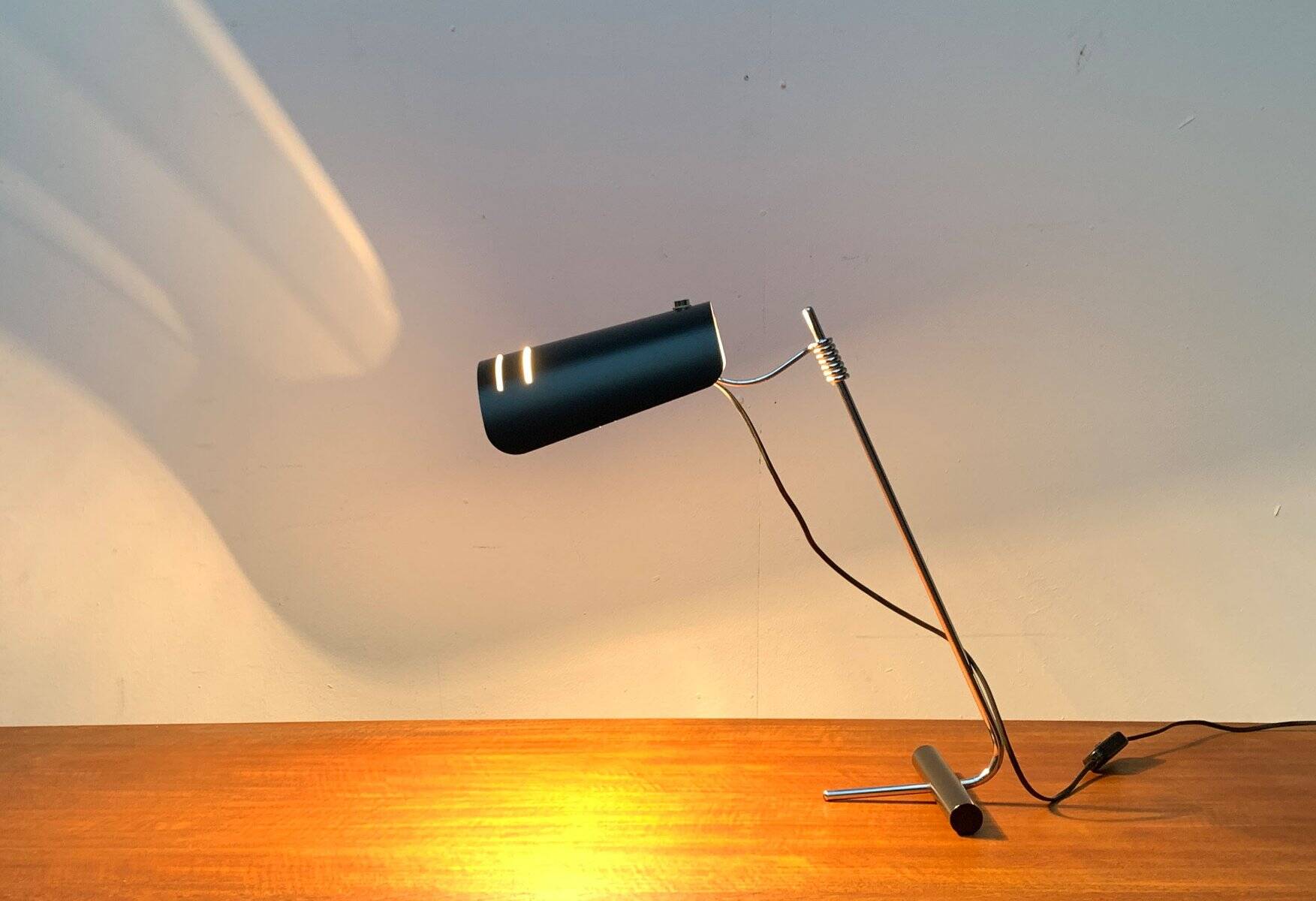 Lampe de table minimaliste italienne du milieu du siècle