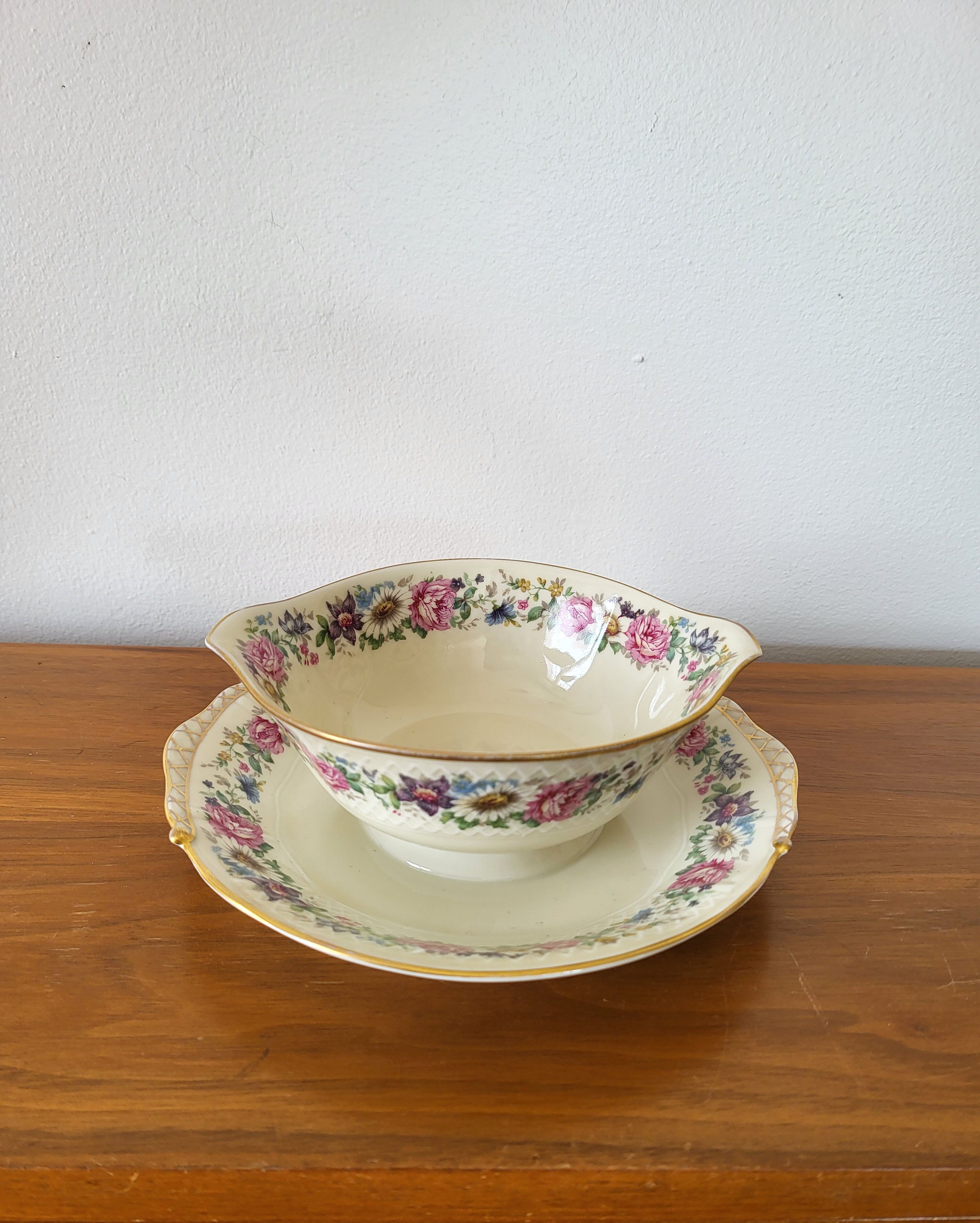 Limoges Bernardaud. Sauce boat in porcelain with floral decorations.