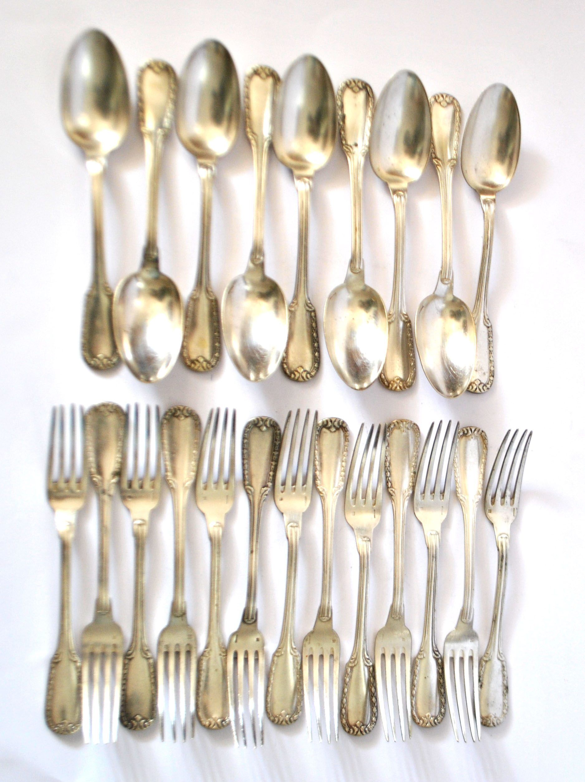 Set of 21 classic silver-plated metal table cutlery from 1900 by silversmith Boulenger, 21cm.