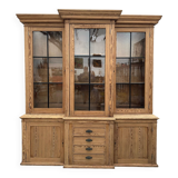 Masterful exhibition showcase from the early 20th century