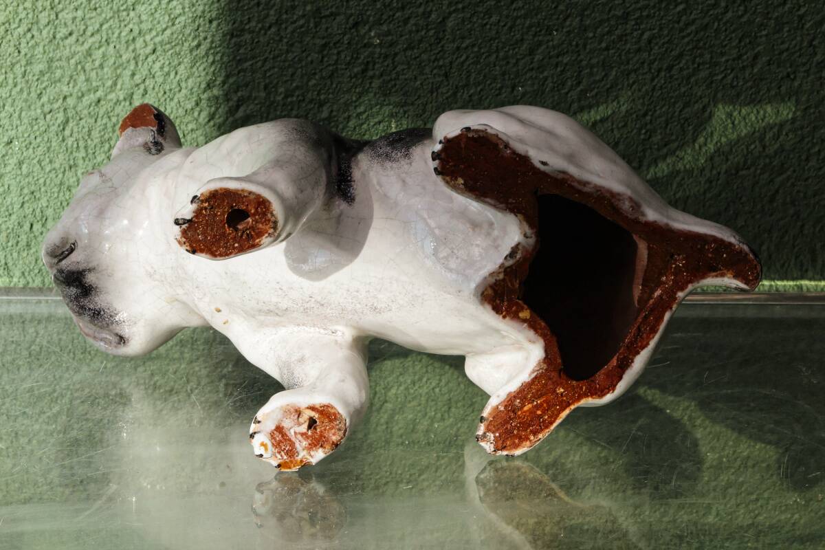 Chien, bouledogue, en terre cuite de Bavent