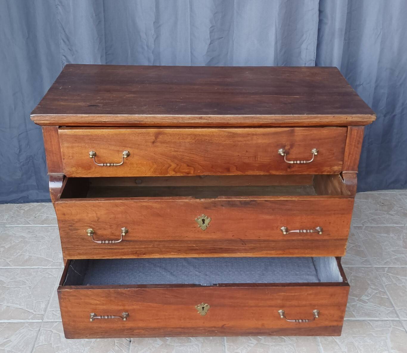 Secretary commode with a cross design from the Restoration period in walnut.