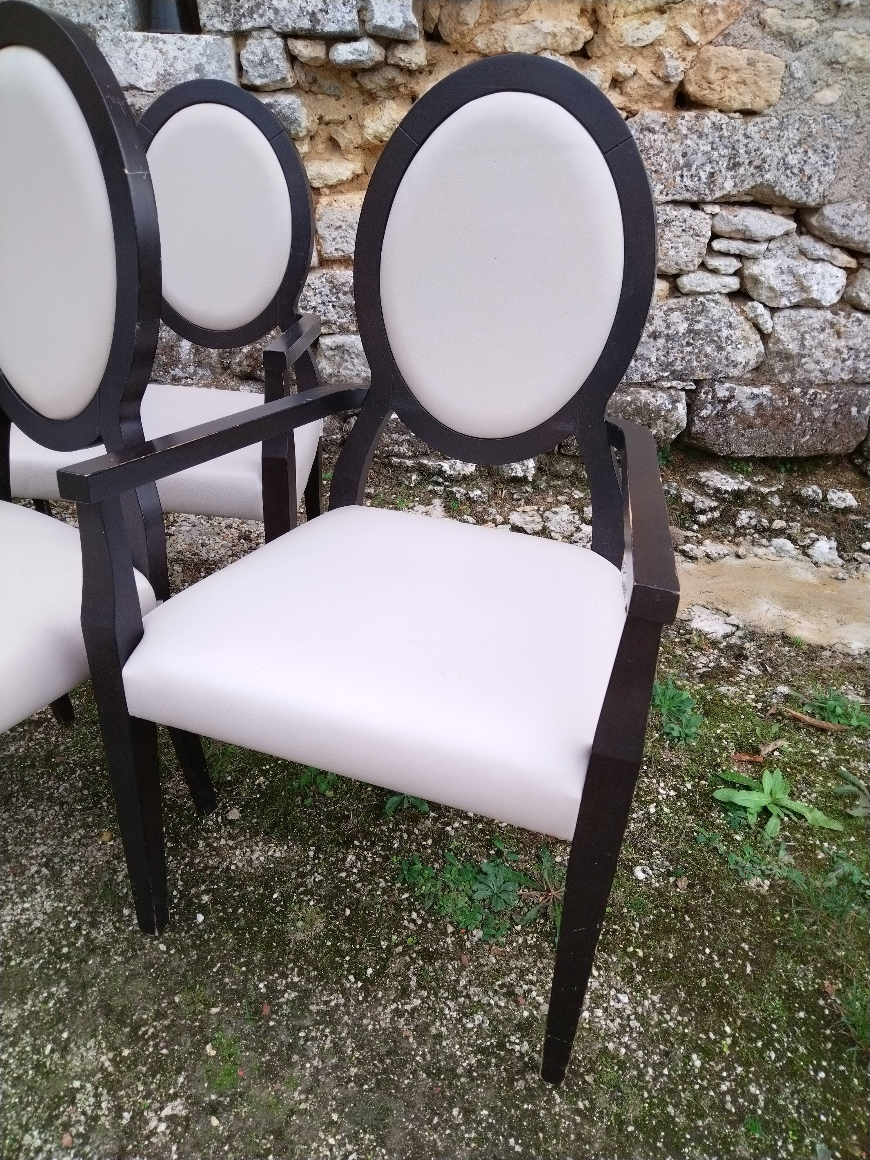 Set armchairs and chairs medallion design