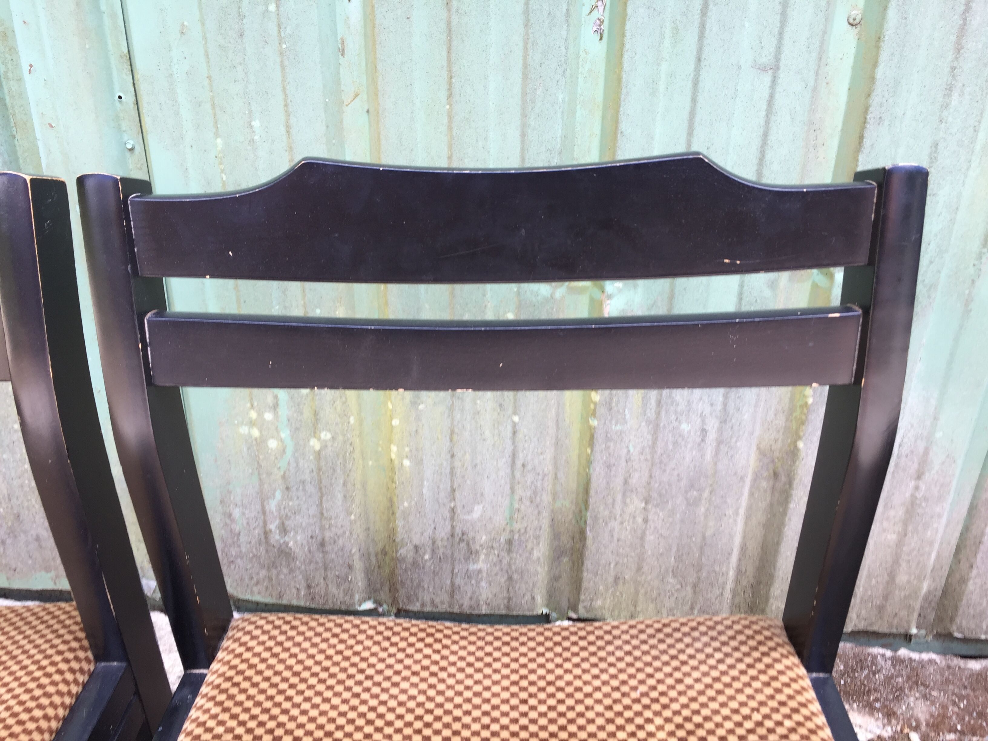 Chaises en hêtre laquées noir à assises en tissu or a petits carreaux