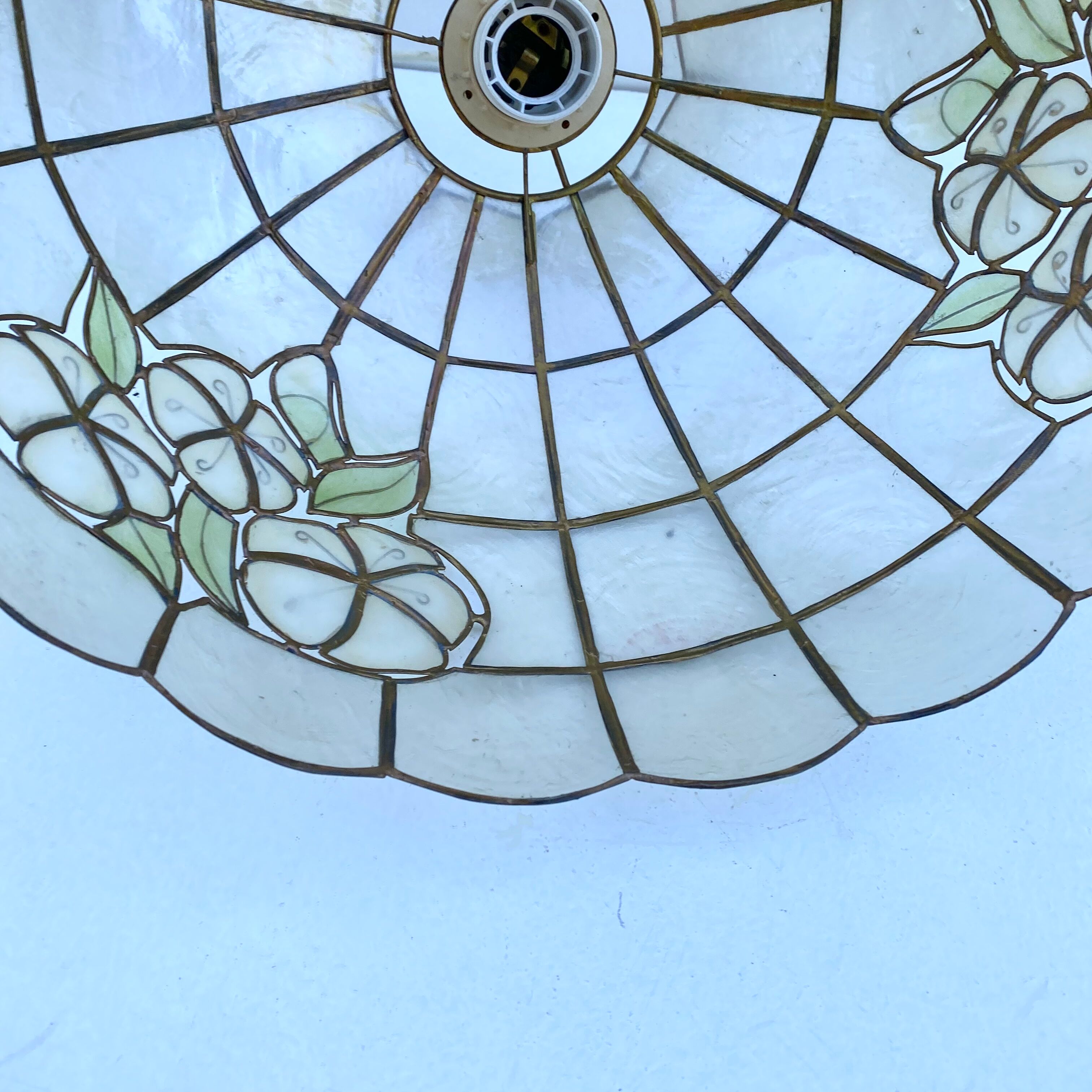 Mother-of-pearl and brass suspension