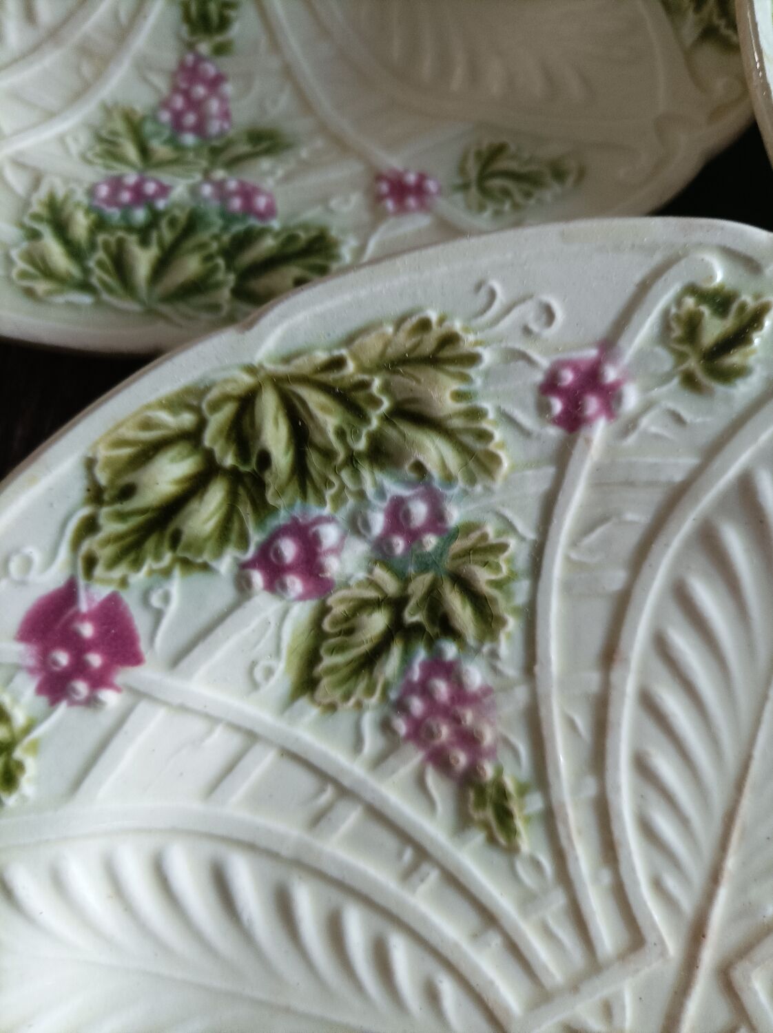 11 dessert plates in slip decorated with grapes Les salins