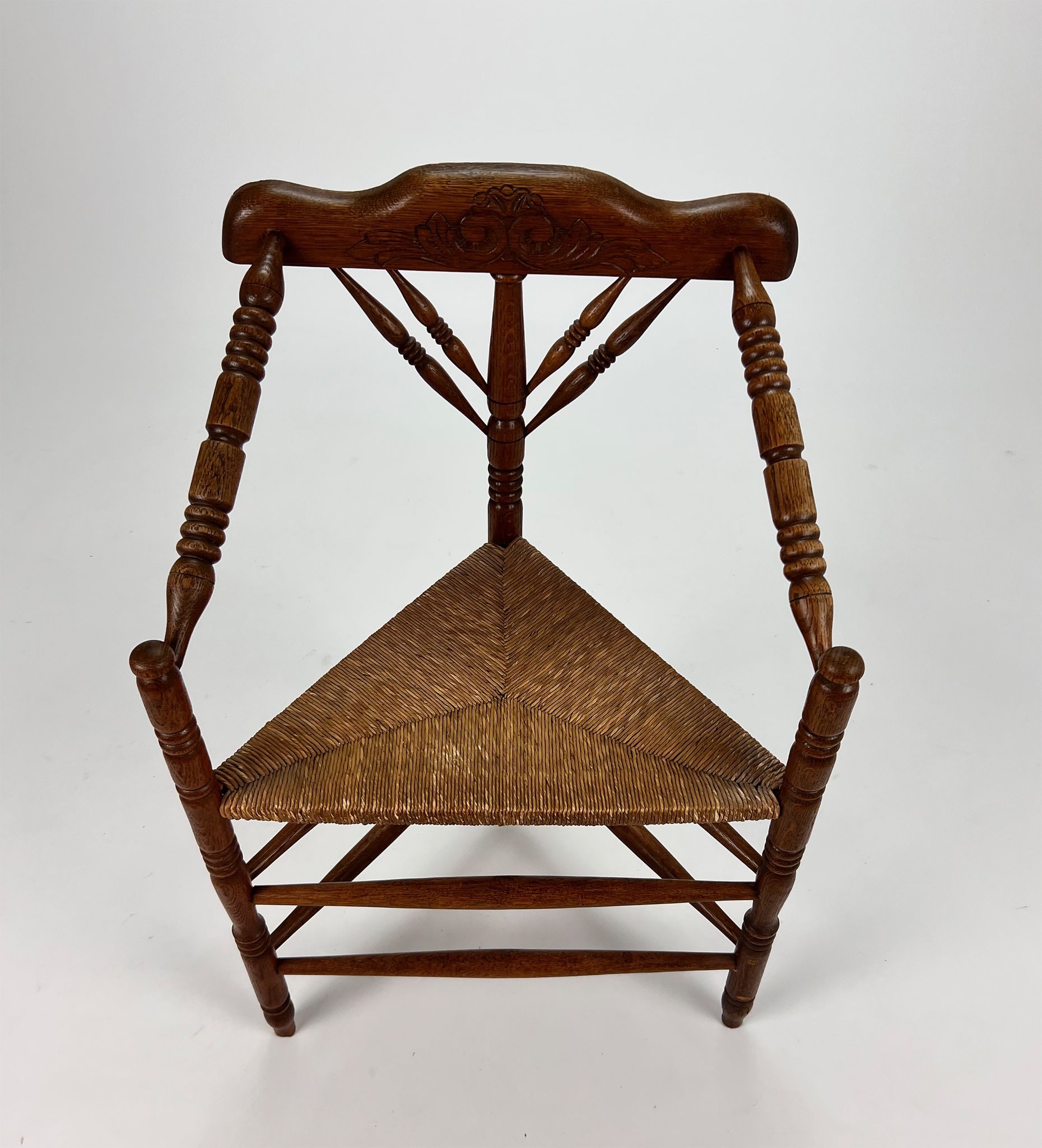 Chaise triangulaire en chêne massif et osier années 1950