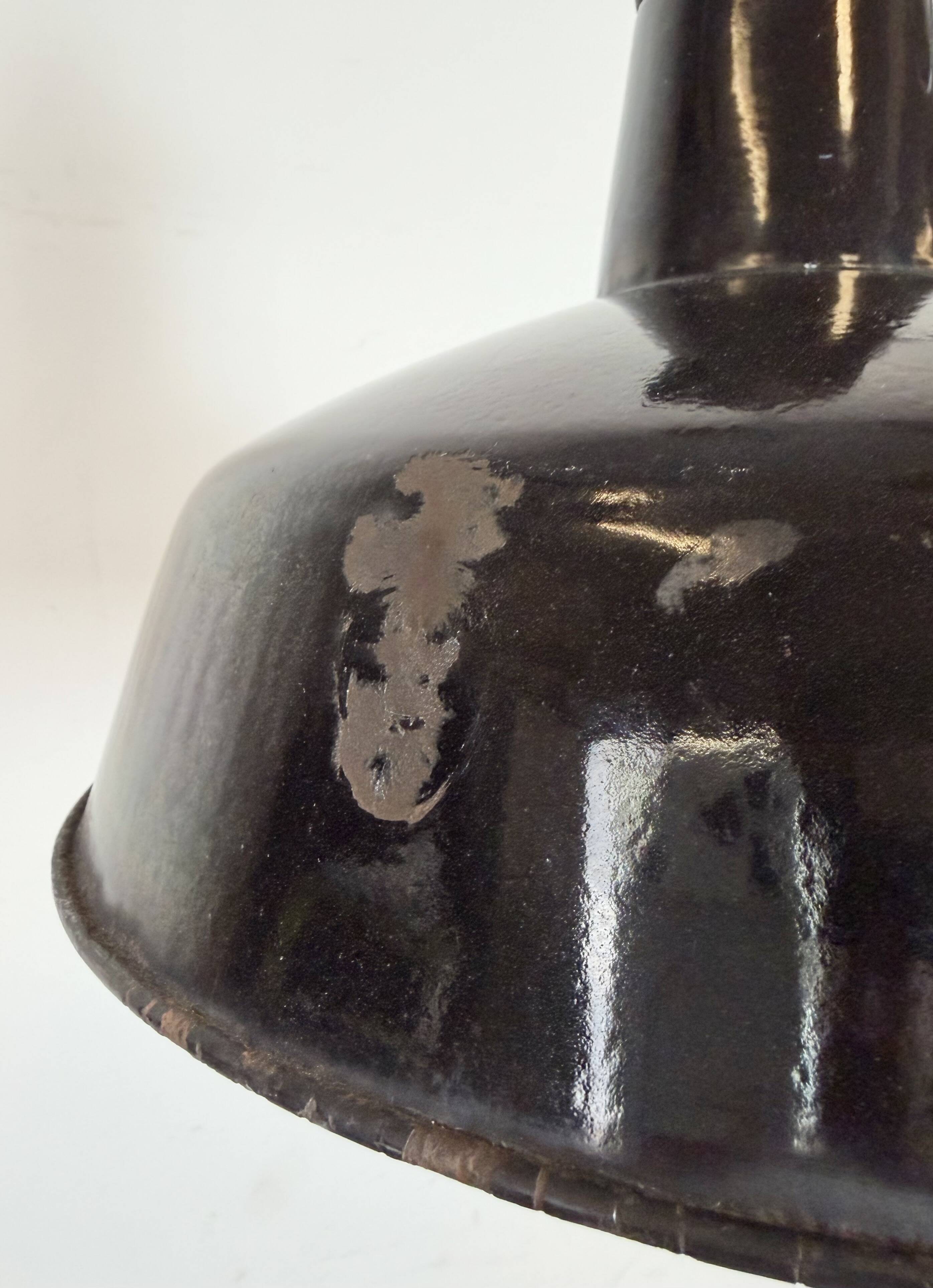 Lampe d'usine industrielle en émail noir avec dessus en fonte, années 1950