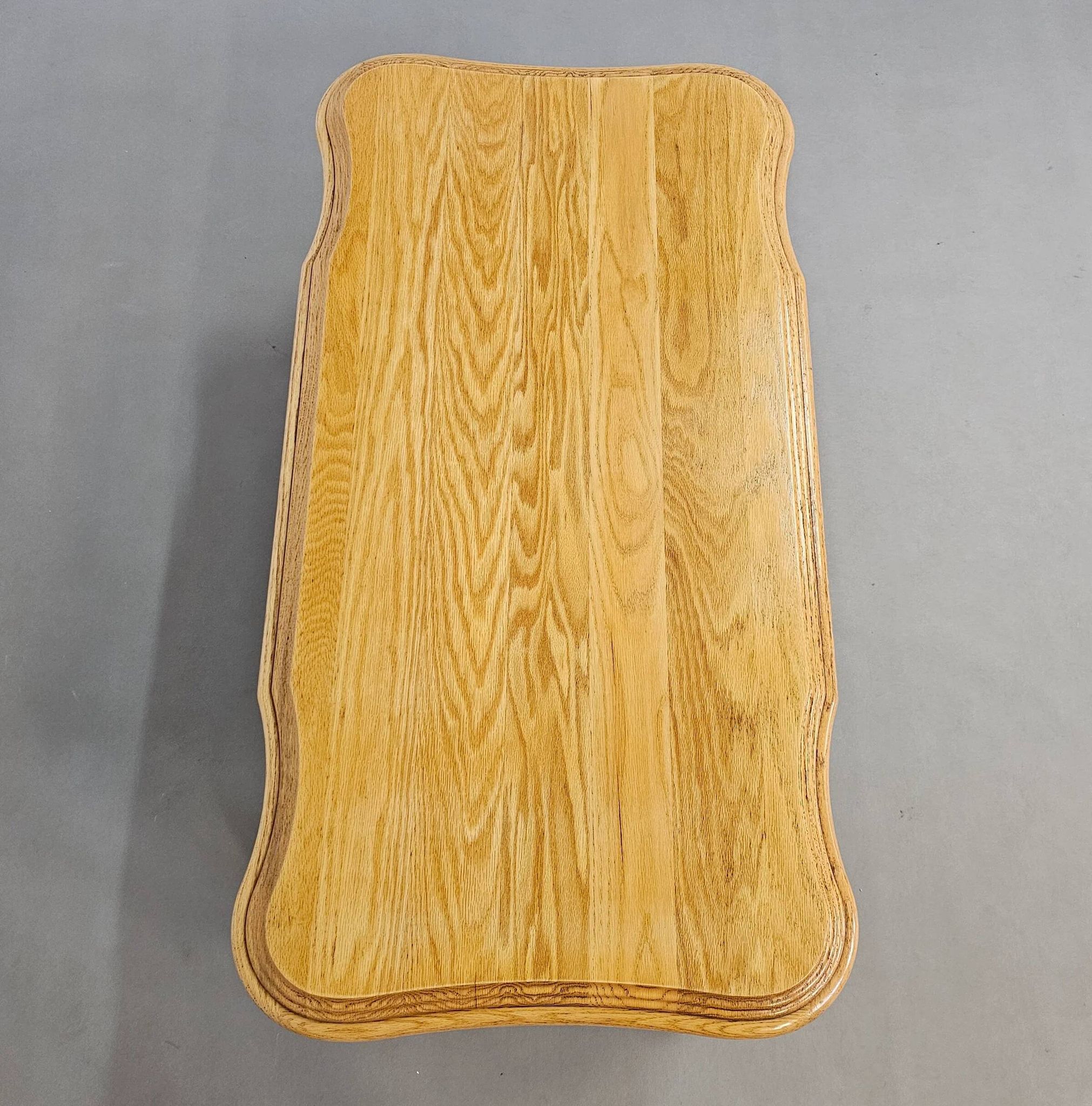 Table basse française en chêne massif des années 1970