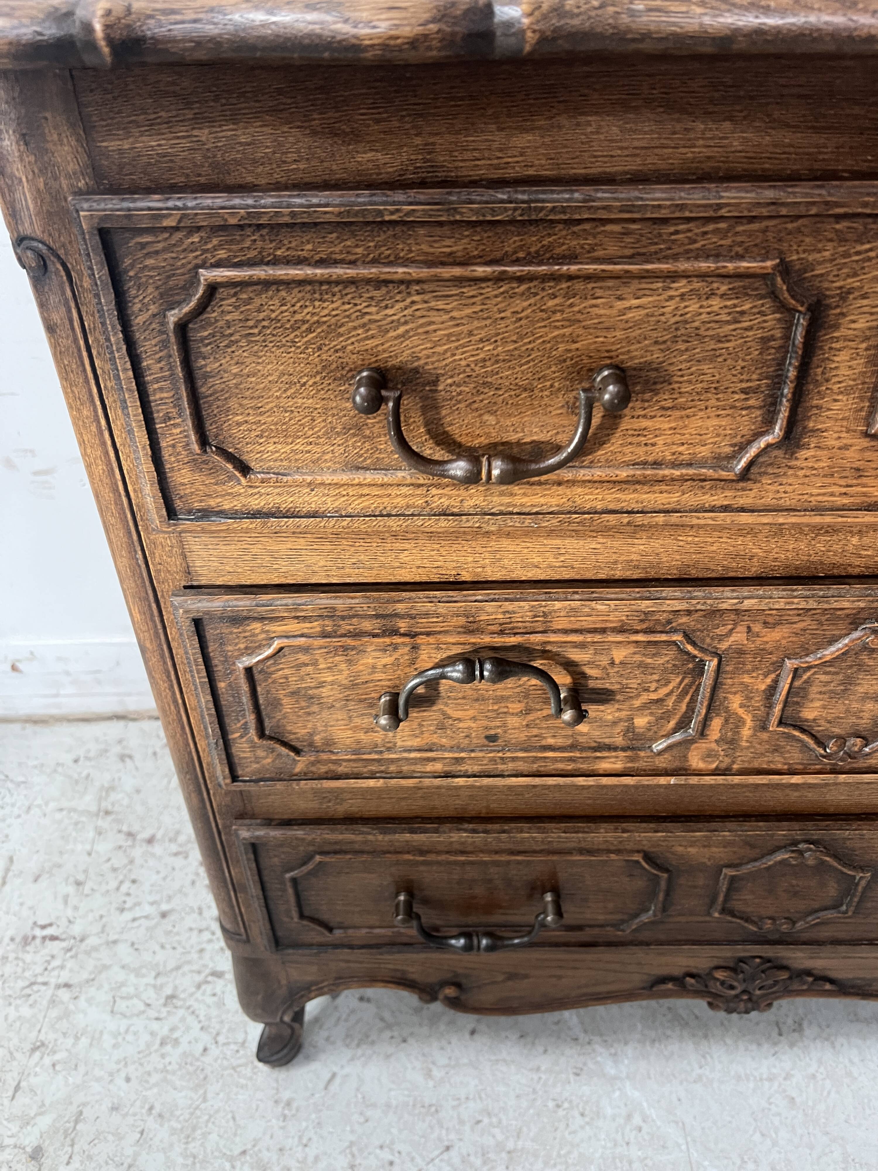 Commode de style Régence en chene sculpté XX siècle