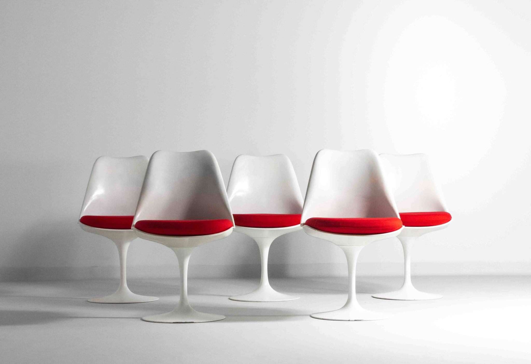 Beautiful set of 5 tulip chairs by Eero Saarinen for Knoll International, 1970s