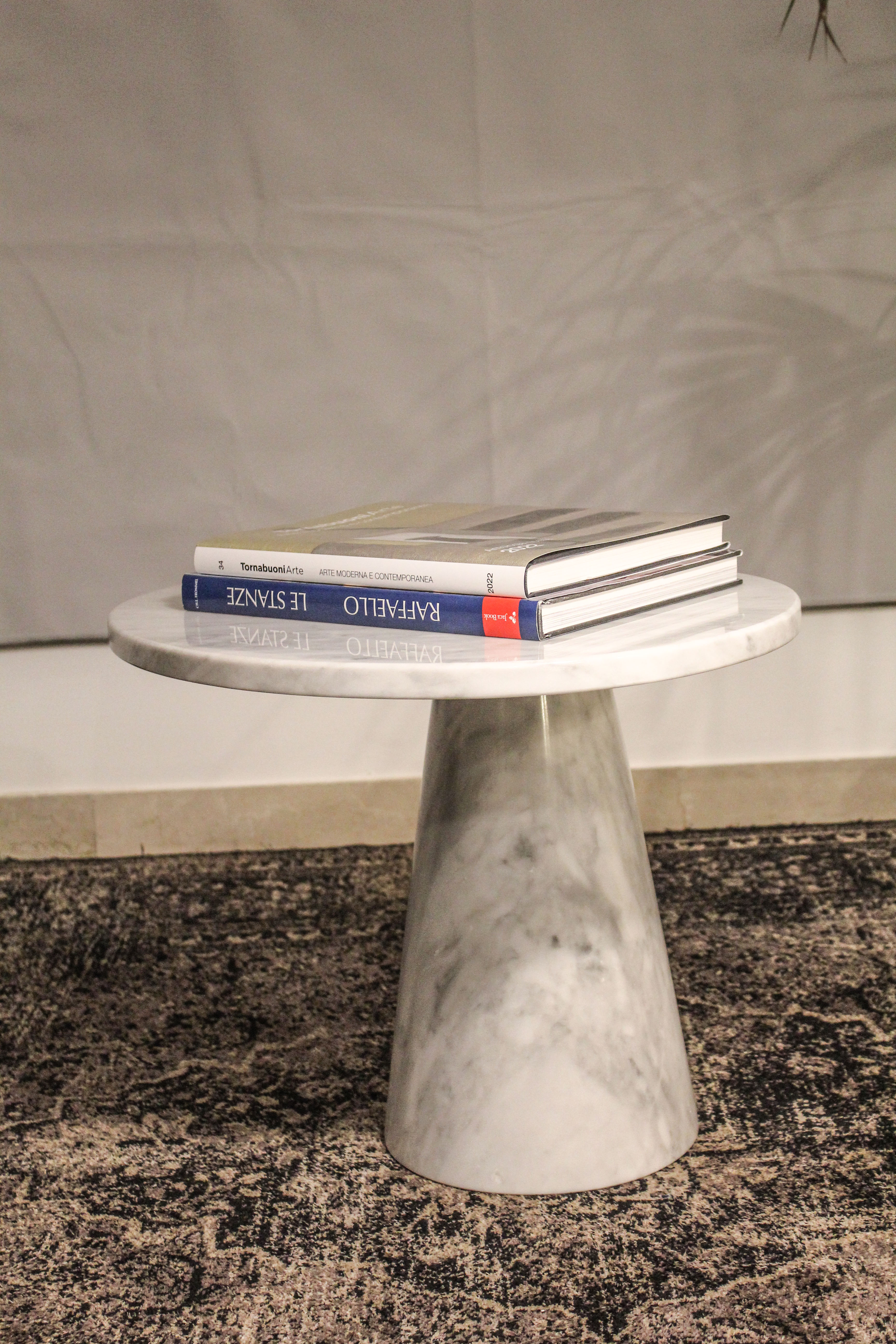 Coffee table in Italian whithe  Carrara marble
