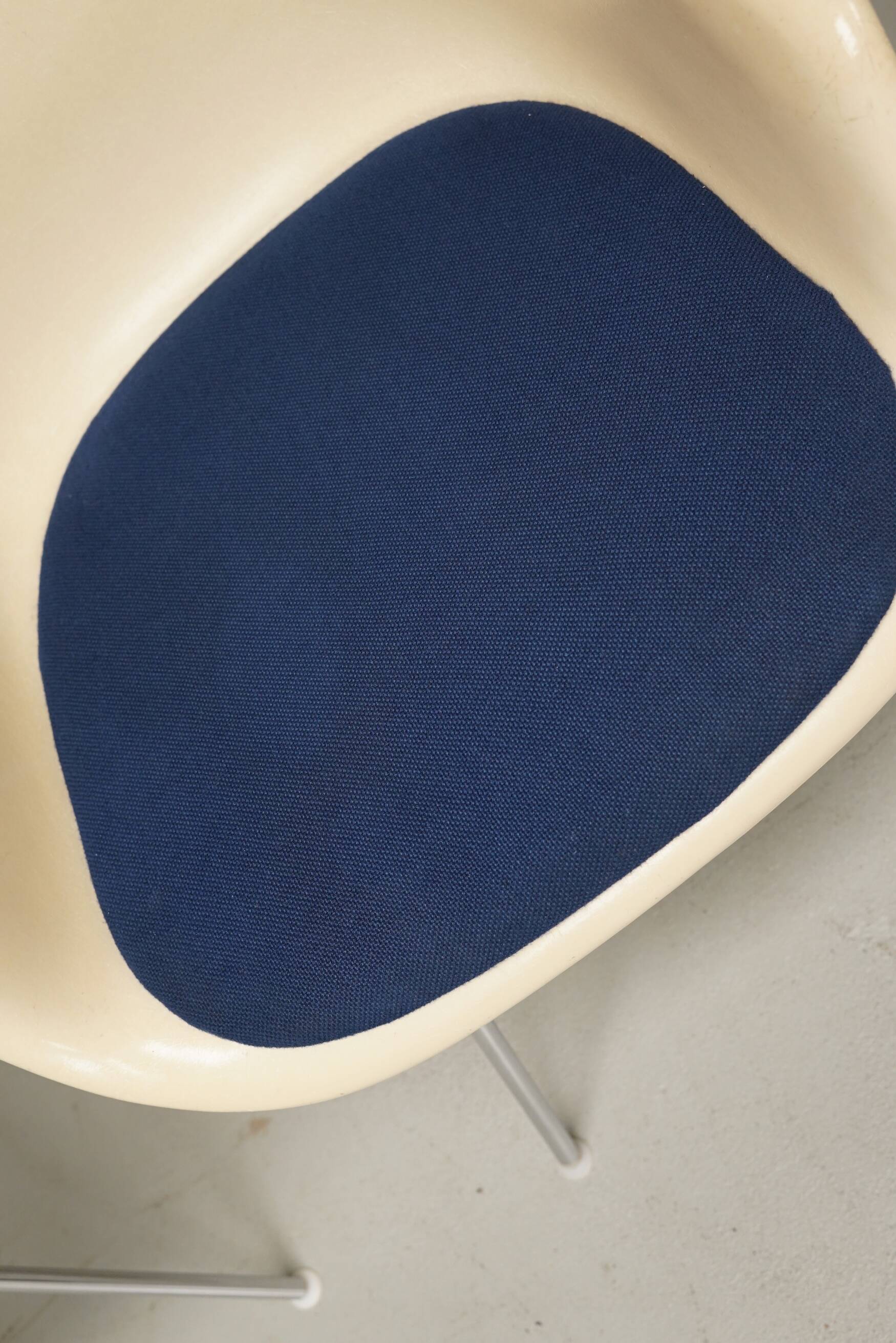 Set of Three Parchment Fiberglass DAX Armhairs Eames for Herman Miller / Vi