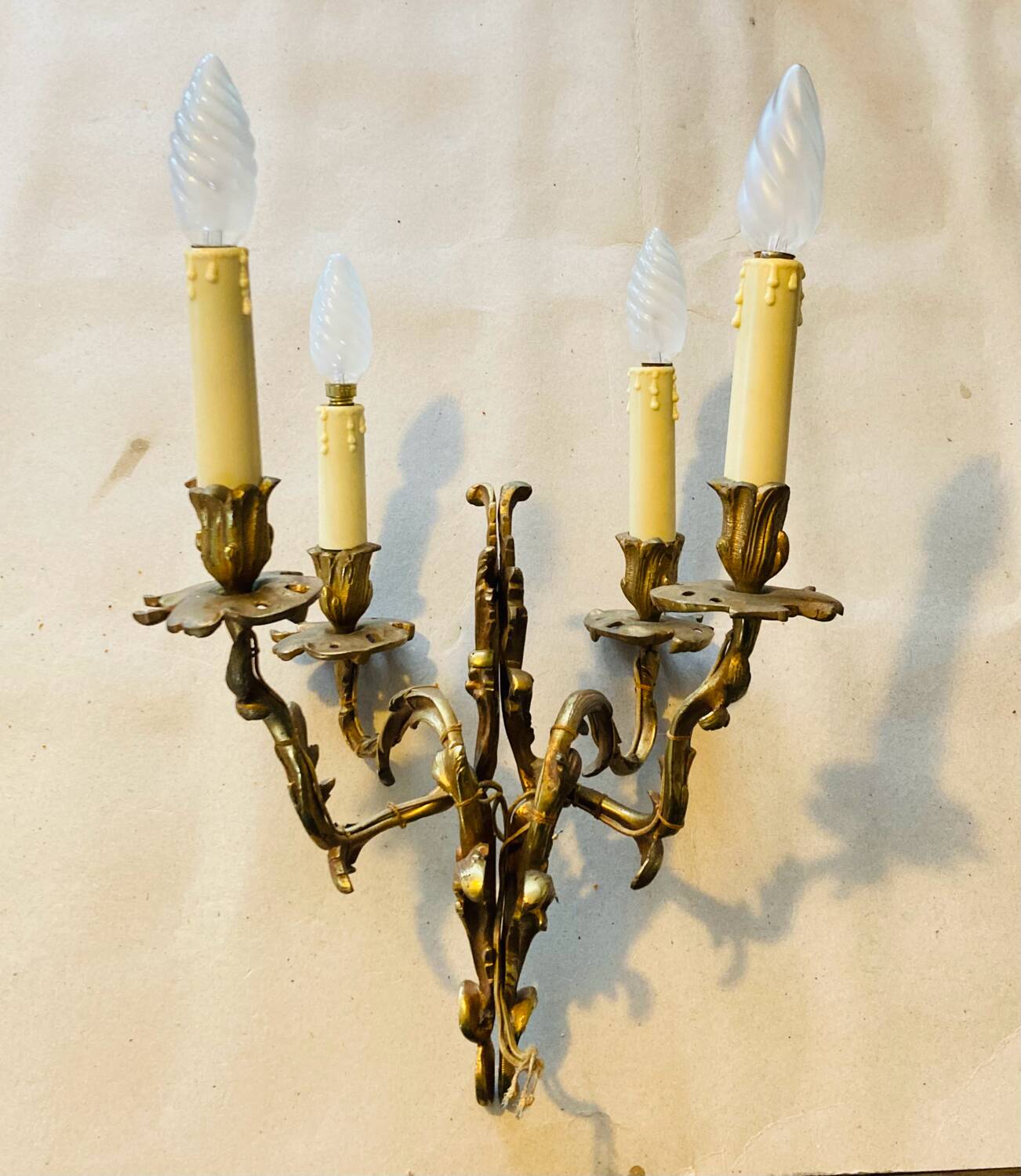 Paire d'appliques Louis XV en bronze décor de feuilles d’acanthes