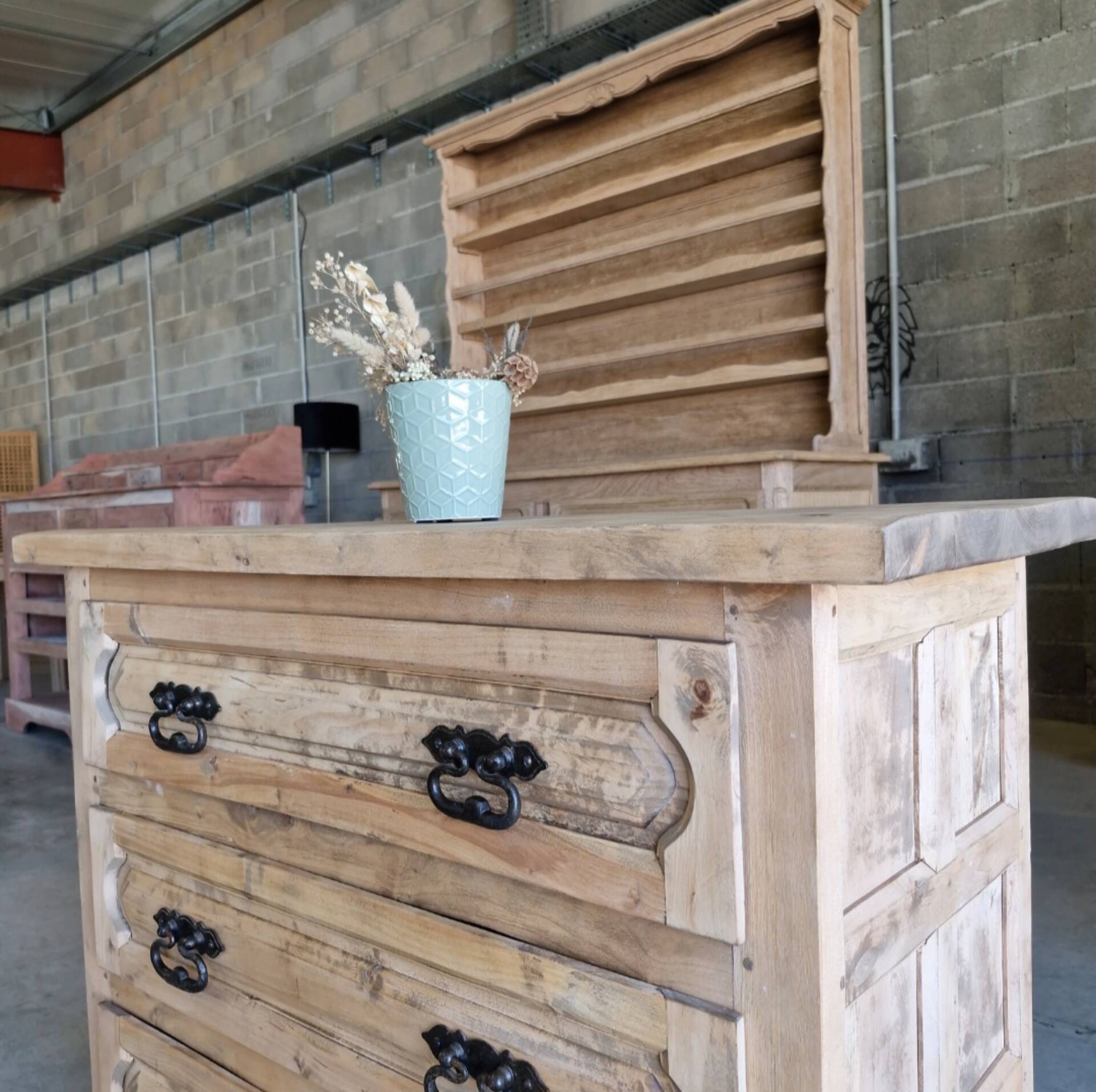 Commode ancienne en bois massif – rénovée