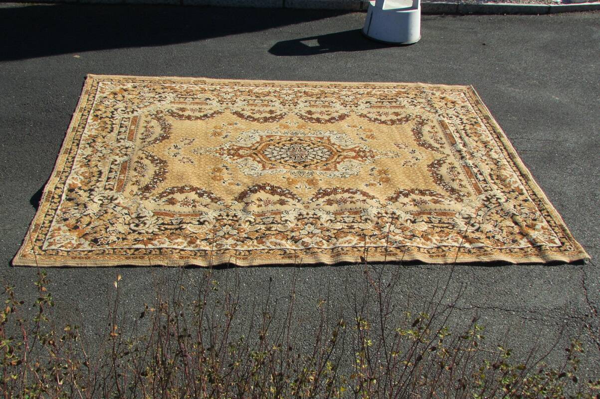 Beige mechanical carpet: 169 x 220 cm