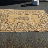 Beige mechanical carpet: 169 x 220 cm