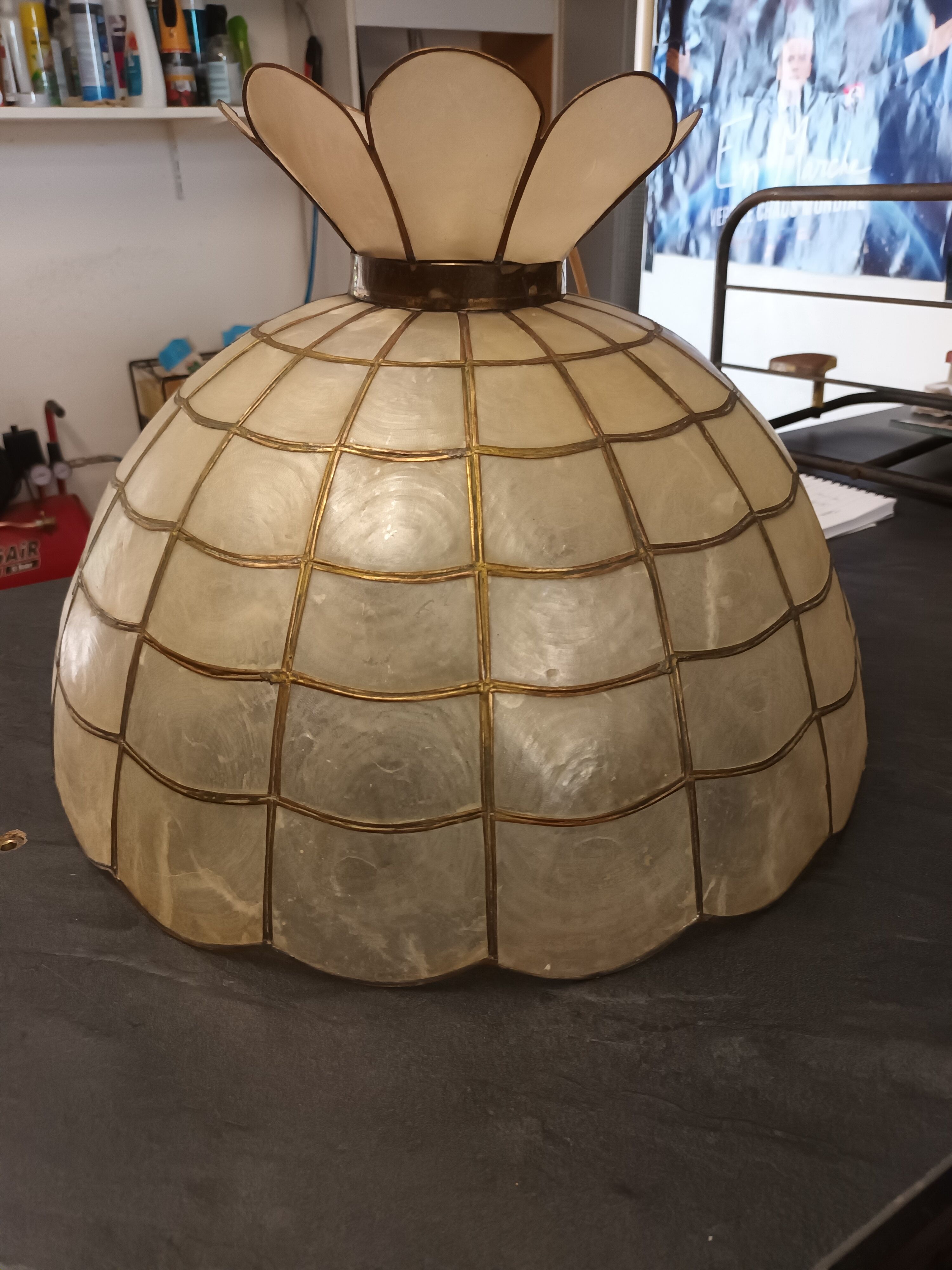 Mother-of-pearl suspension