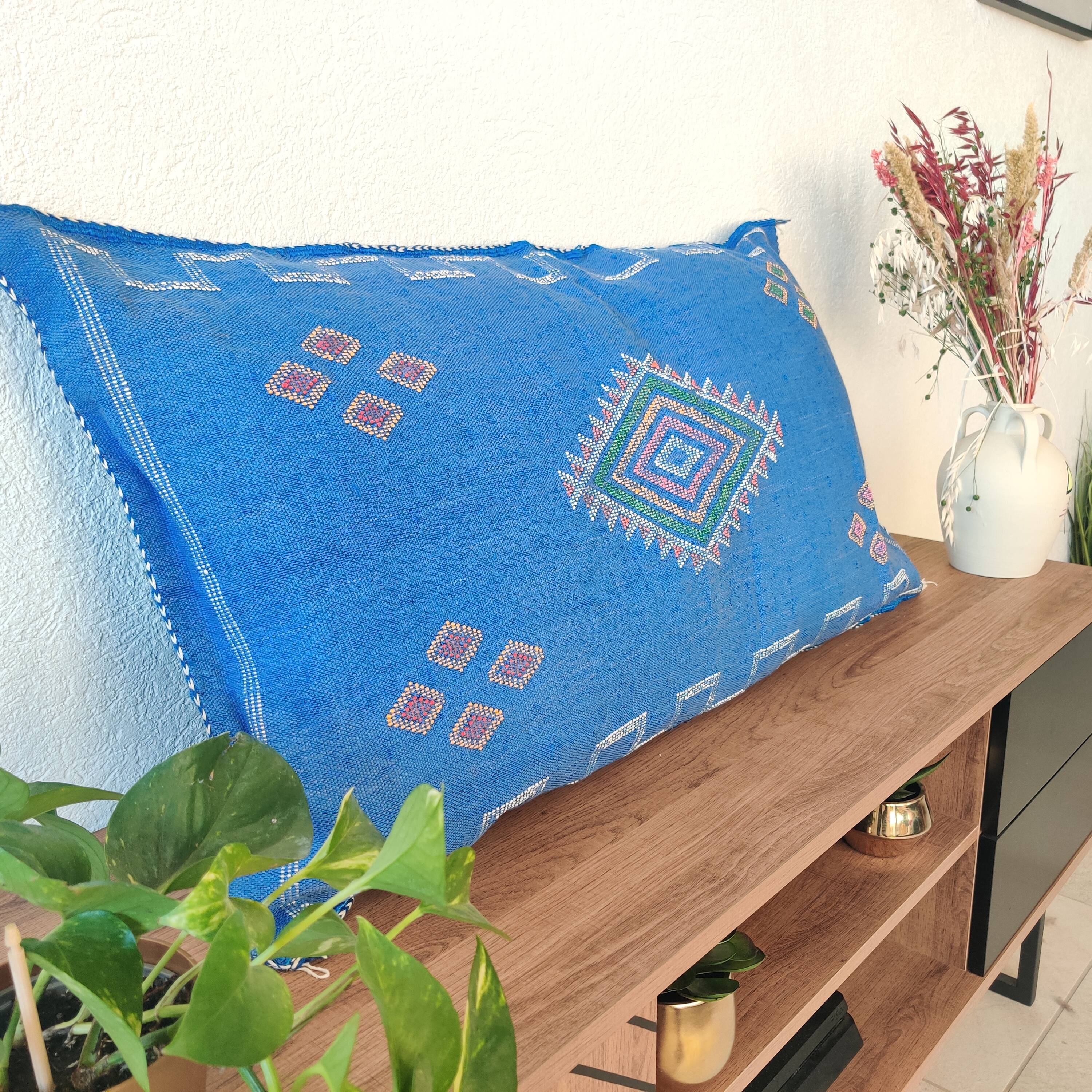 Coussin berbère bleu en soie de cactus