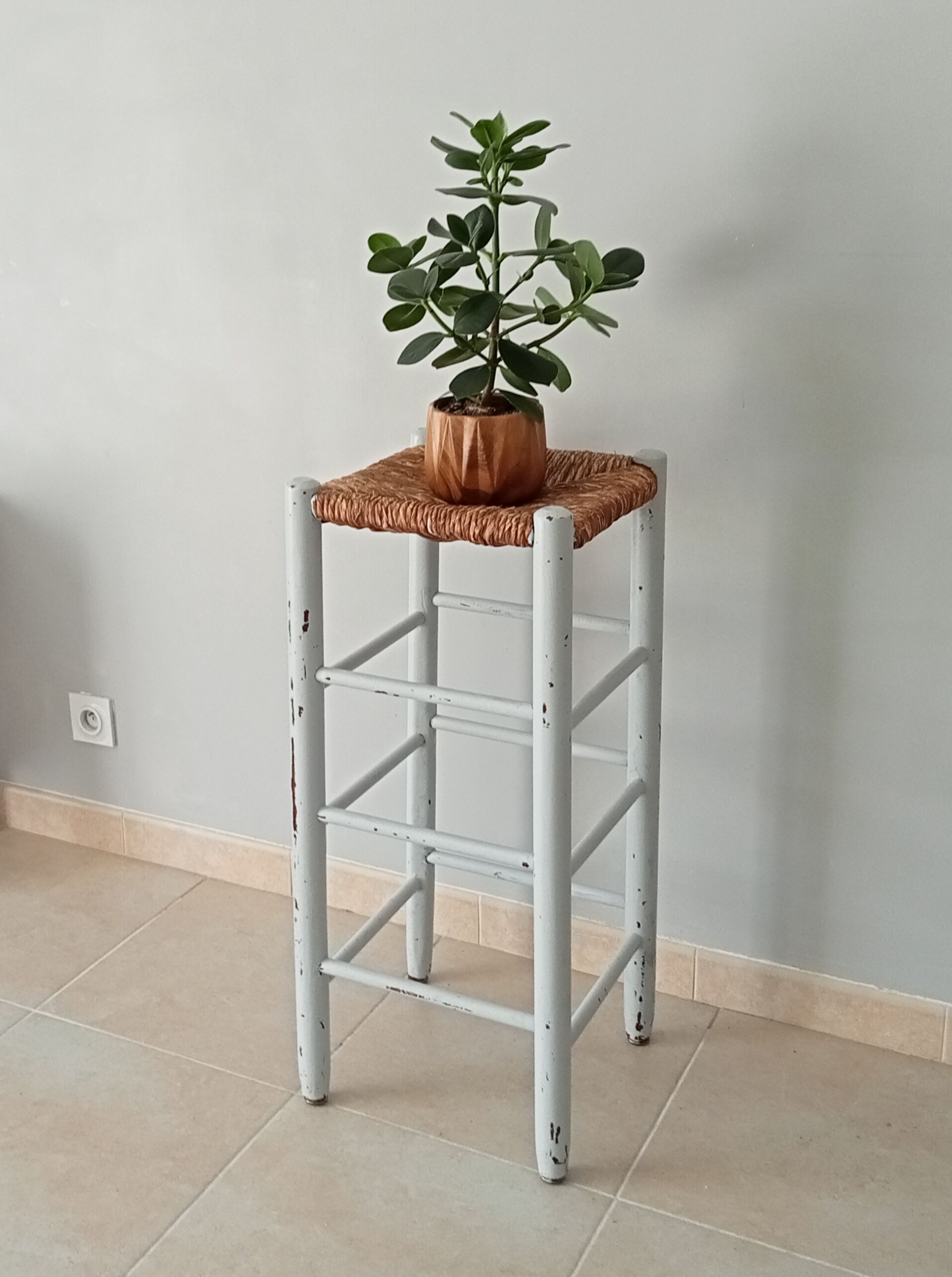 Antique stool high mulched