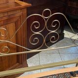Lit une personne de style romantique en laiton avec table de chevet