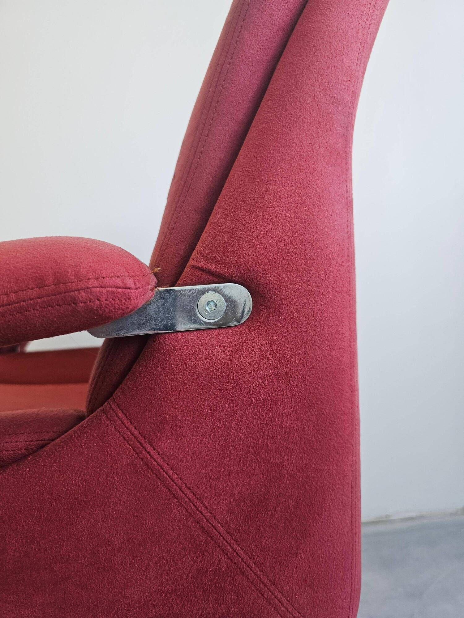 Pair of swivel armchairs model P85 by Giovanni Offredi for Saporiti