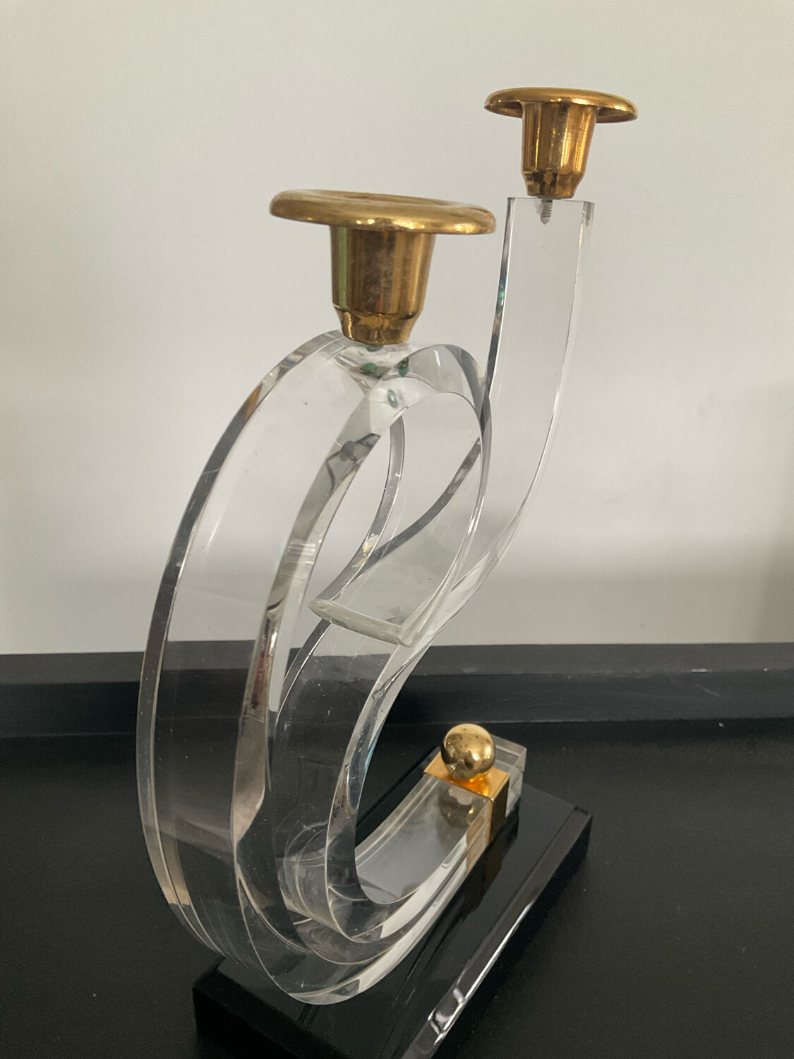 Pair of Hollywood Regency candlesticks in lucite and brass